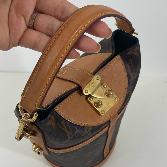 ❤️LOUIS VUITTON❤️
Monogram Duffle Bag - Picture 5 of 13